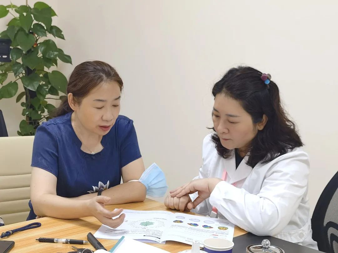 汪丽娅教授与贾丁鑫教授在切磋医术