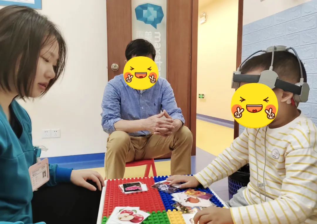 孤独症孩子在做康复训练