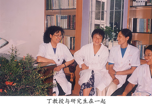 丁宝坤教授与研究生在一起