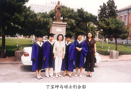 丁教授与硕士们合影